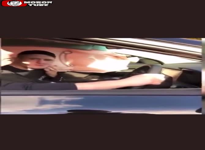 Video :After damaging his car's engine, Moron tries to start it